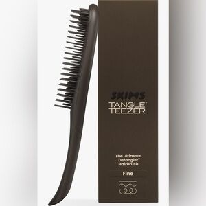 x SKIMS The Ultimate Detangler Hair brush